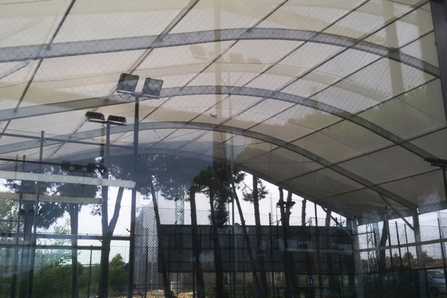 Cover for three padel courts in Madrid