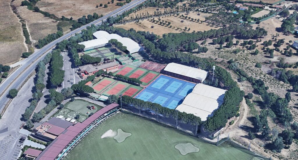 covering of several paddle courts in a sports club